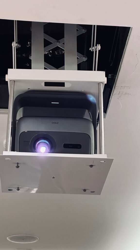 專業投影機技術設計與固定安裝工程:提升影音體驗的關鍵 2 Projector fixed installation